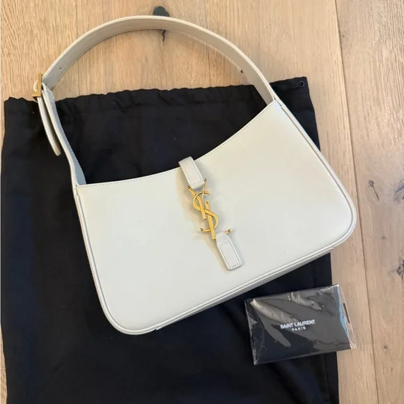 Saint Laurent women’s Le 5 A 7 shoulder bag in cream - Picture 1 of 6